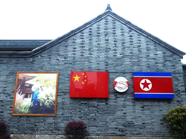 Banderas Nacionales China Corea Del Norte Muestran Pared Restaurante Norcoreano — Foto de Stock