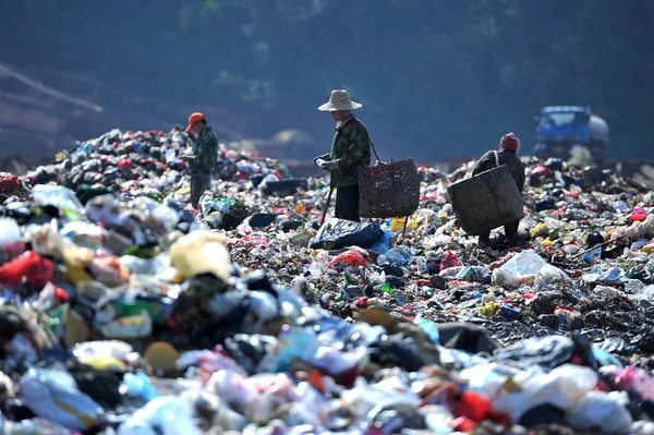 Datei Chinesische Aasfresser Suchen Nach Nützlichen Und Wiederverwertbaren Dingen Müllbergen — Stockfoto