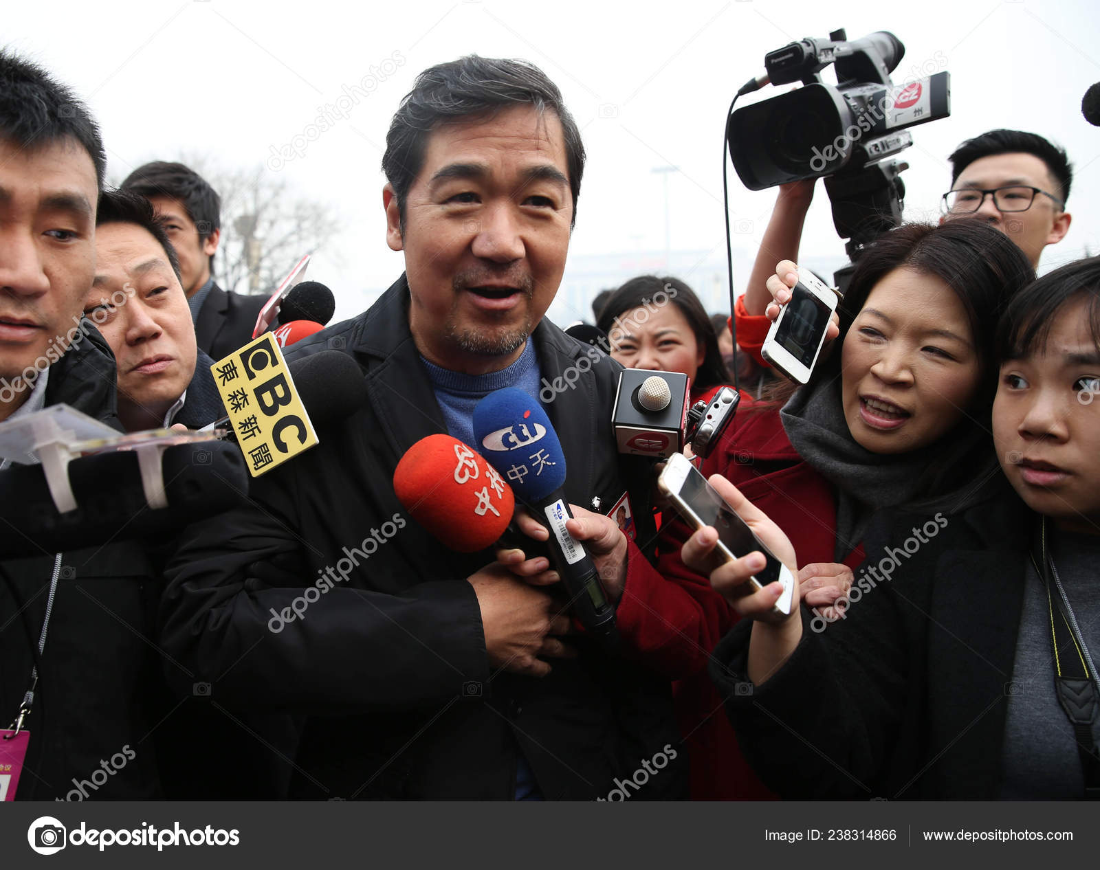 Chinese Actor Zhang Guoli Surrounded Reporters Arrives ...