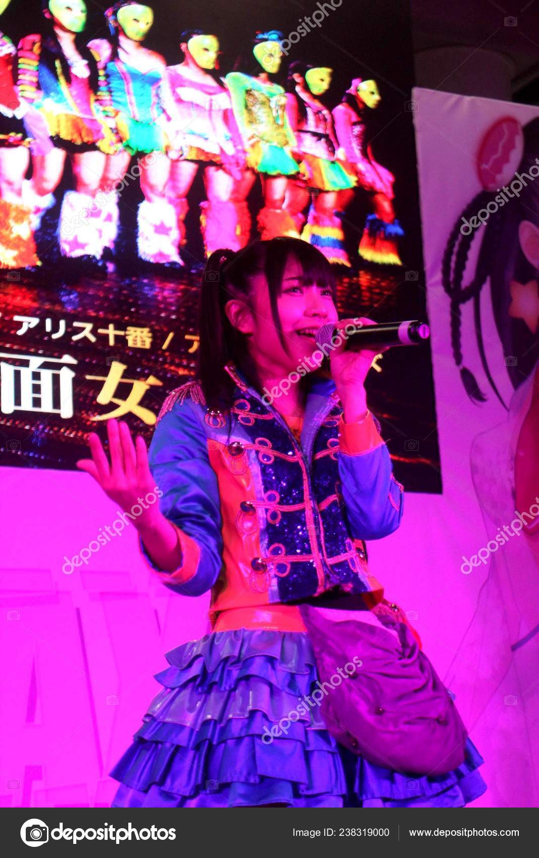 Член Японской Идол Группы Kamen Joshi Буквально Девушки Масках.