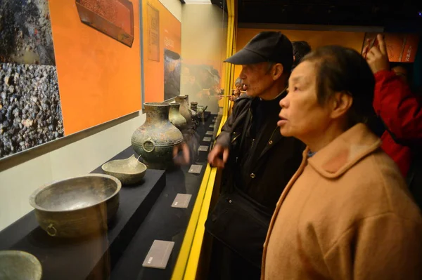 Visitantes Chineses Olham Para Relíquias Culturais Escavadas Túmulo Haihunhou Marquês — Fotografia de Stock