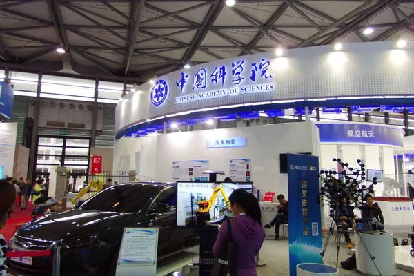 2014年11月7日 在中国上海举行的2014年中国国际工业博览会上 参观中国科学院 Cas 的展台 — 图库照片