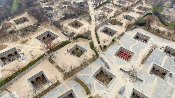 2016年3月30日 中国中部河南省三门峡市黄土土地坑修建的庭院鸟图 — 图库照片
