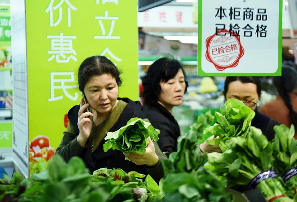 Clientes Chinos Compran Verduras Supermercado Ciudad Hangzhou Provincia Zhejiang Este — Foto de Stock