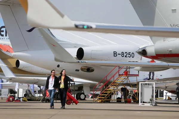 Les Visiteurs Passent Devant Des Jets Affaires Exposés Avant Conférence — Photo