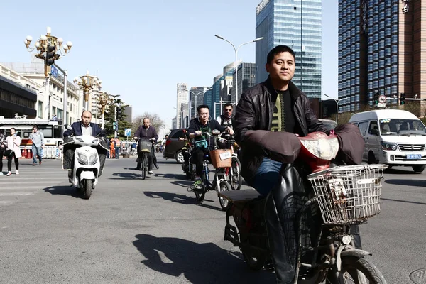 Ciclistas Chinos Montan Bicicletas Bicicletas Eléctricas Largo Avenida Jianguomenwai Beijing — Foto de Stock