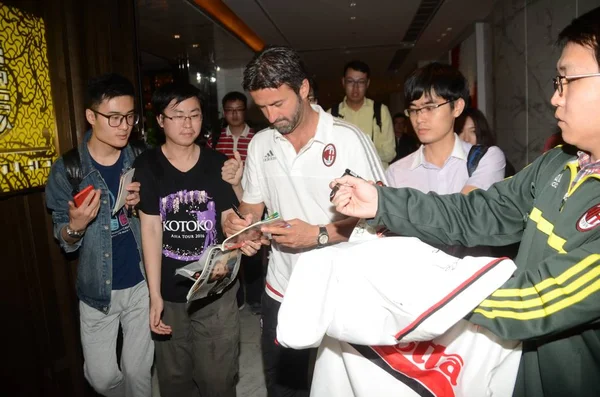 5月5日 意大利足球明星 中锋克里斯蒂安 帕努奇与队友抵达中国上海酒店时 为中国球迷签名 — 图库照片