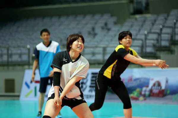 日本人選手は 2016 日中国東部の浙江省寧波市の中国に対して今後国際女性のバレーボール親善試合のトレーニング セッションに参加します — ストック写真