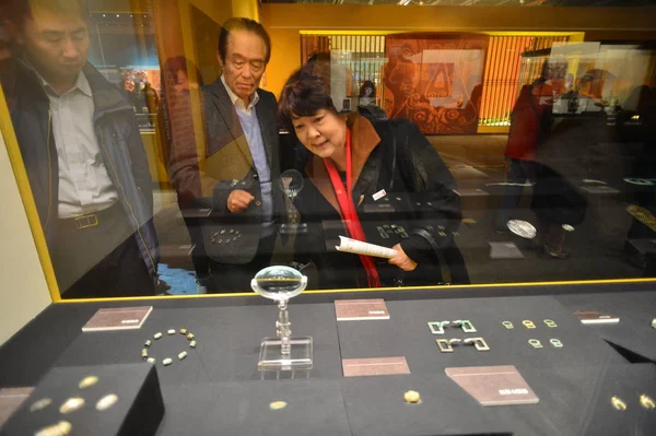 Chinese Visitors Look Cultural Relics Excavated Tomb Haihunhou Marquis Haihun — Stock Photo, Image