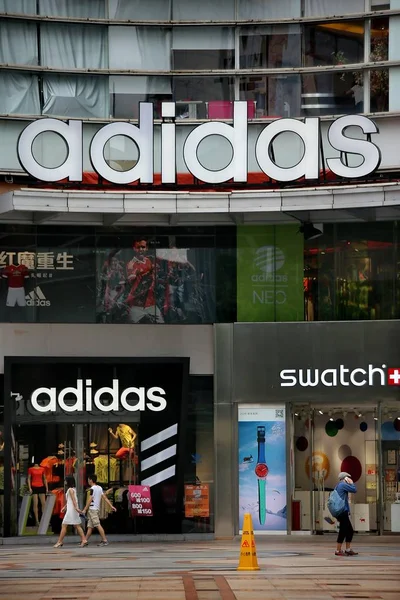 Пешеходы Проходят Мимо Магазина Спортивной Одежды Adidas Городе Гуанчжоу Провинция — стоковое фото