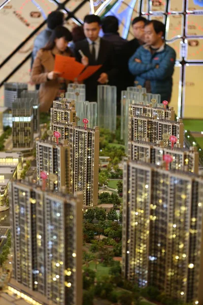2016年2月28日 中国购房者在中国东部江苏省南京市一个住宅物业项目的销售中心查看住房模型 — 图库照片