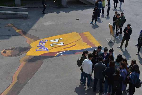 Chinese Students Look Giant Portrait Painting Nba Superstar Kobe Bryant — Stock Photo, Image