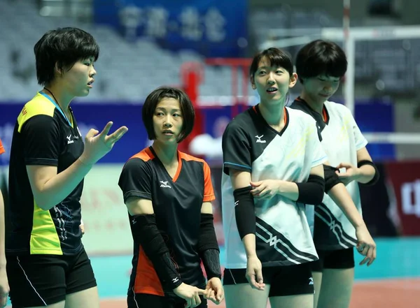 Японские Игроки Принимают Участие Тренинге Предстоящего Международного Женского Волейбольного Товарищеского — стоковое фото