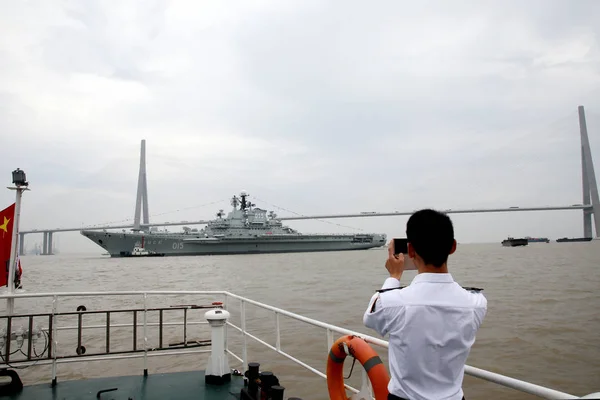 Chinese Maritime Administration Officer Takes Pictures China Decommissioned Aircraft Carrier — Stock Photo, Image
