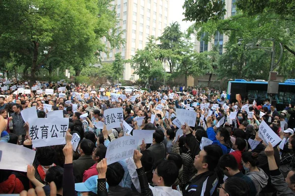 2016年5月14日 中国家长聚集在江苏省教育厅外 抗议改变中国东部江苏省南京市的大学招生配额 — 图库照片
