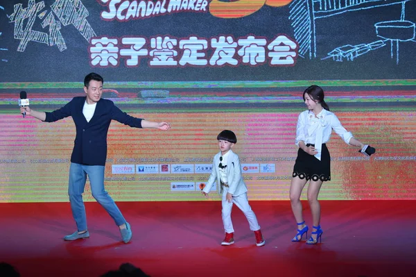 左から 中国の俳優トン ダウェイ 子役のLv Yuncong 台湾の女優ミシェル チェンが 2016年3月31日に中国 北京で新作映画 スキャンダルメーカー — ストック写真