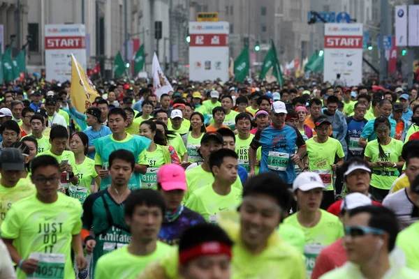 참가자는 2015 상하이 2015 상하이 마라톤에서 — 스톡 사진
