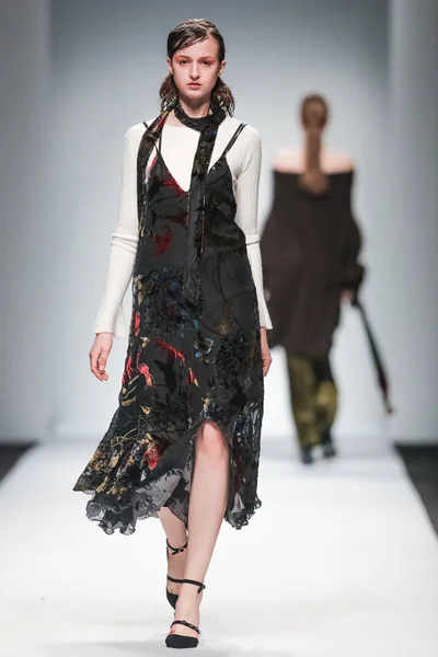 Model Viser Skabelse Makemake Modeshow Shanghai Fashion Week Fall Winter - Stock-foto