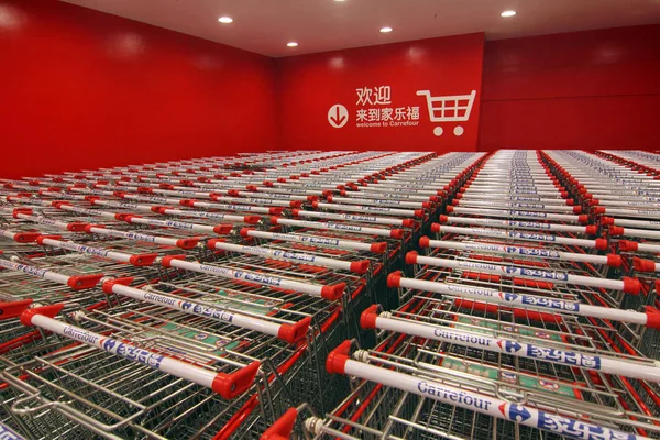 Bevásárlókocsik Képen Egy Szupermarket Carrefour Xiangyang Város Közép Kínai Hubei — Stock Fotó