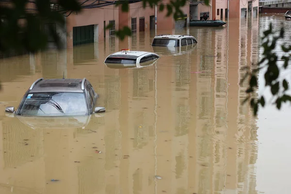 Carros Estão Meio Submersos Uma Estrada Inundada Causada Por Fortes — Fotografia de Stock