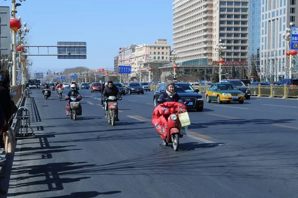 サイクリストは 北京の東長安大通りで電動自転車に乗る 2016年3月13日 — ストック写真
