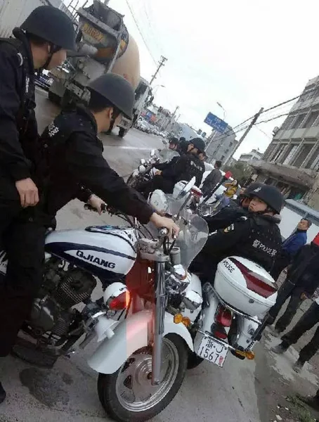 Politieagenten Komen Site Naakt Man Lag Onder Voorbumper Van Een — Stockfoto