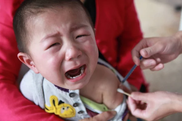 File Chinese Little Boy Cries Being Vaccinated Clinic Disease Control — Stock Photo, Image