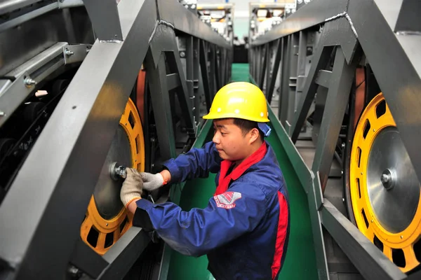 Kinesisk Arbetstagare Monterar Rulltrappa Fabrik Yichang City Central Kinas Hubei — Stockfoto