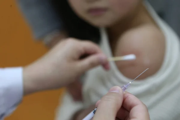 File Travailleur Médical Chinois Désinfecte Bras Jeune Garçon Avant Vacciner — Photo