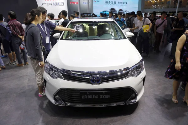 Visitatori Provano Guardano Auto Ibrida Camry Toyota Mostra Durante Tredicesima — Foto Stock