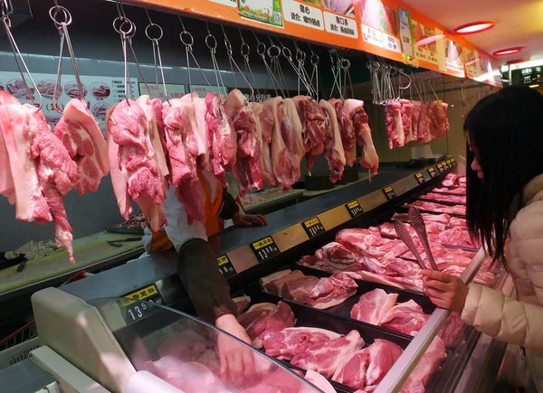 Cliente Chinês Compra Carne Porco Supermercado Cidade Yichang Província Central — Fotografia de Stock