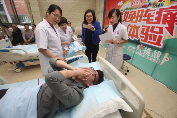 Čínský Manžel Těhotné Ženě Reaguje Když Prožívá Bolest Porodu Lékařském — Stock fotografie