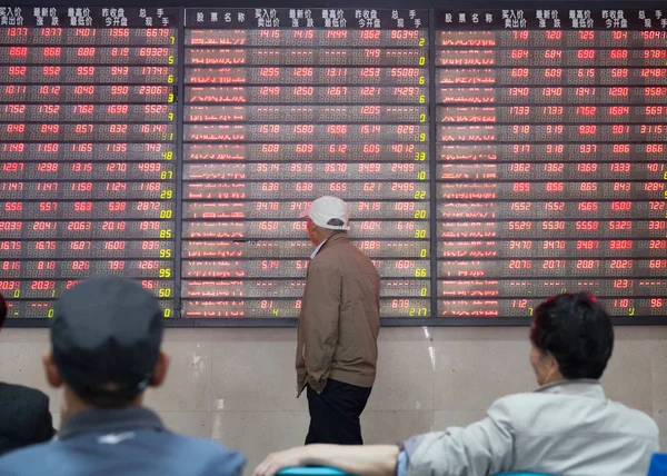 Çinli Yatırımcılar Hisse Kırmızı Yükselen Fiyat Için Fiyatlarla Hisse Senedi — Stok fotoğraf