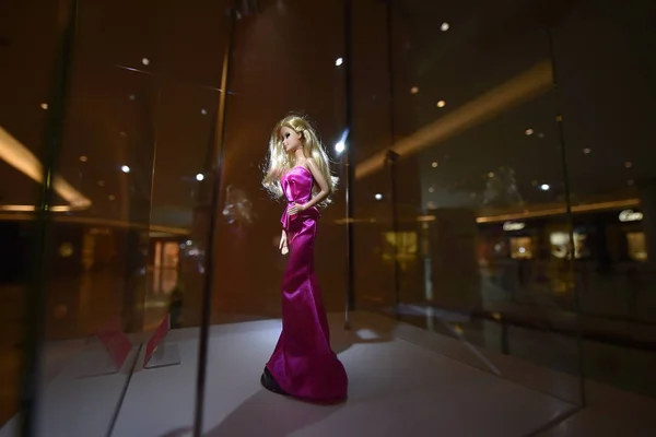 Μια Κούκλα Barbie Είναι Οθόνη Κατά Διάρκεια Του Στυλ Πρέπει — Φωτογραφία Αρχείου