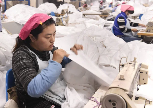 2016년 28일 산둥성 공장에서 중국인 노동자가 생산을 처리하고 — 스톡 사진