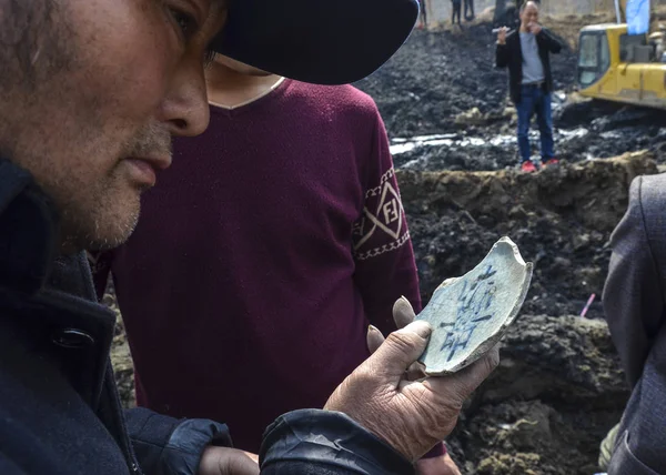 Residente Chinês Local Olha Para Relíquias Cerâmica Escavadas Rio Weihe — Fotografia de Stock