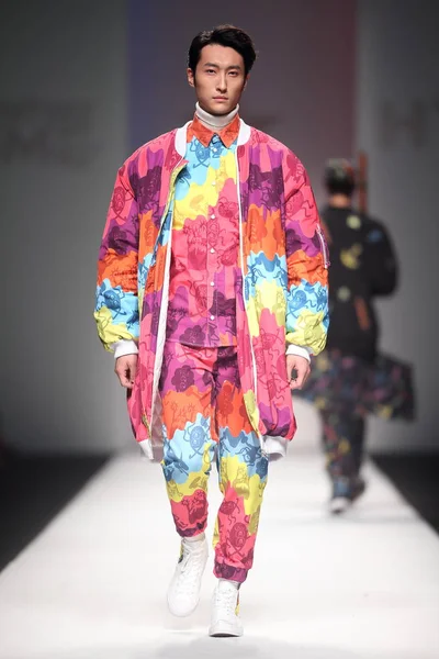 モデルは一人セレブに新しい創造を表示します Htdg のファッションショー 上海ファッション週秋 2016 年までに上海 2016 日中に — ストック写真