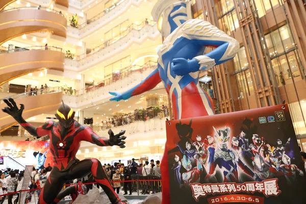 Enormi Modelli Personaggi Dello Show Televisivo Giapponese Ultraman Sono Mostra — Foto Stock