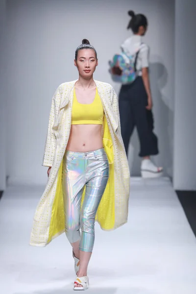 モデルは 上海ファッション週秋 2016 年までに上海 2016 日の間に Filynn のファッションショーで新しい創造を表示します — ストック写真