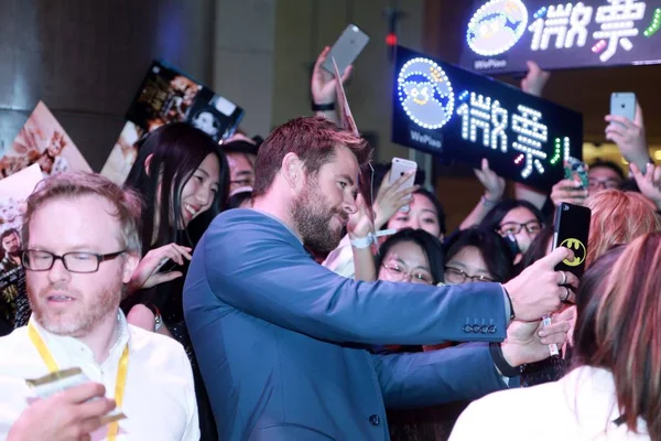 Ator Australiano Chris Hemsworth Centro Tira Uma Selfie Com Fãs — Fotografia de Stock