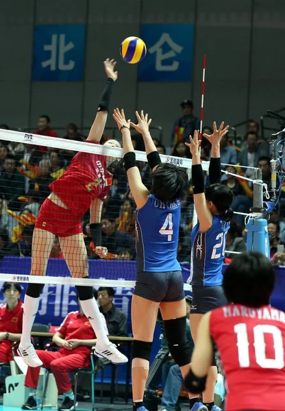 と日本 の選手たちは 東シナの浙江省寧波市で国際女子バレーボール親善試合に出場し 4月23日2016 — ストック写真