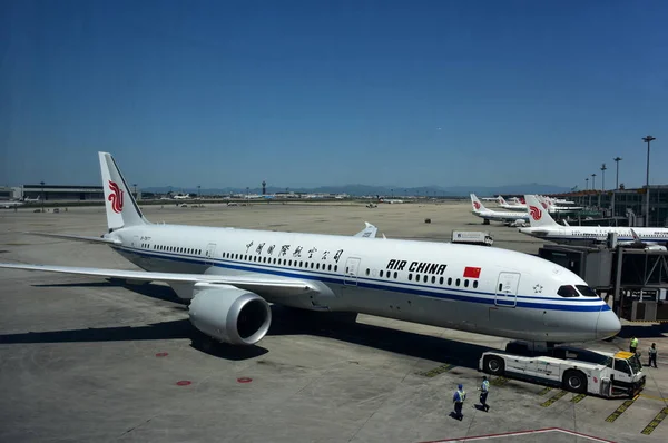 Boeing 787 Sugárhajtású Utasszállító Air China Vontatott Egy Parkoló Kötény — Stock Fotó