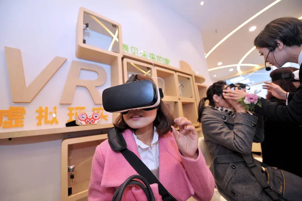Κινέζοι Αγοραστές Προσπαθούν Δοκιμάσουν Εικονική Πραγματικότητα Συσκευές Για Περιηγηθείτε Στις — Φωτογραφία Αρχείου