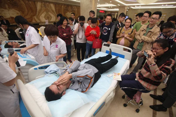Kinesiska Män Till Gravida Kvinnor Reagerar När Upplever Smärtan Förlossningen — Stockfoto