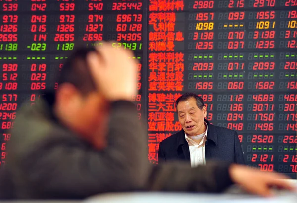 3月1日 中国投资者在中国东部安徽省阜阳市一家股票经纪公司查看股价 价格上涨为红色 价格下跌为绿色 — 图库照片