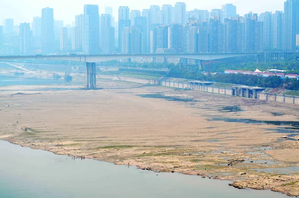 Перегляд Піддається Руслу Рівень Води Впав Річці Jialingjiang Чунцин Китай — стокове фото