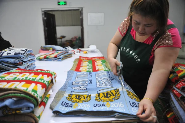 Una Trabajadora China Procesa Bufandas Para Ser Exportadas Colombia Para — Foto de Stock
