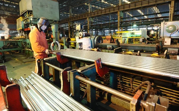 Китайский Рабочий Проверяет Рулонные Стержни Нержавеющей Стали Заводе Dongbei Special — стоковое фото