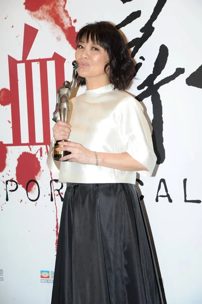 Actriz Taiwanesa Elaine Jin Posa Con Trofeo Mejor Actriz Reparto —  Fotos de Stock
