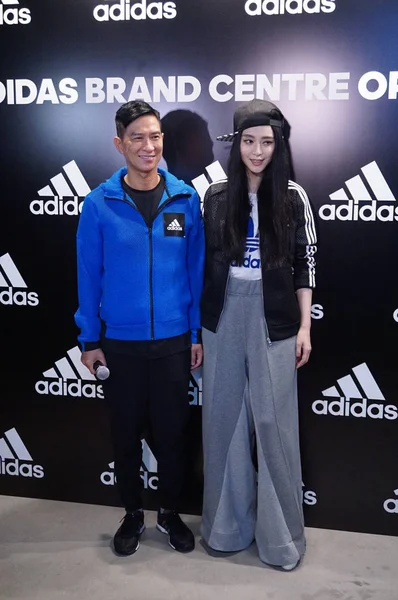 中国女優ファン ビンビン 右と香港俳優ニック チョンは香港 アディダス ブランド センターのオープニング イベントの 2016 日に到着します — ストック写真